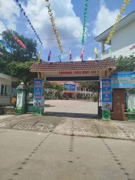 BÁN NHÀ 2 TẦNG 1 TUM. NGAY CỔNG TRƯỜNG HỌC TIỂU HỌC SỐ 1. KINH DOANH GÌ CŨNG ĐC, Ở QUÁ ĐẸP LUÔN