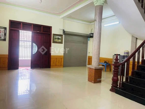 BÁN NHÀ 2 TẦNG 1 TUM. NGAY CỔNG TRƯỜNG HỌC TIỂU HỌC SỐ 1. KINH DOANH GÌ CŨNG ĐC, Ở QUÁ ĐẸP LUÔN