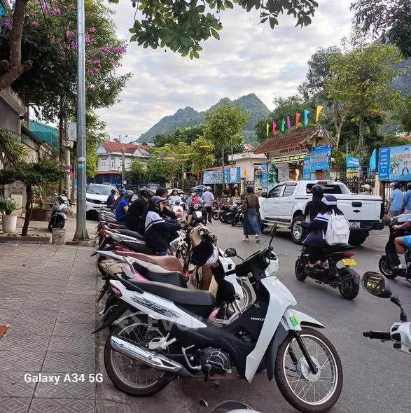 gia chủ nghỉ hưu về quê nay muốn bán căn nhà 2 tầng 1 tum ngay cổng trường tiểu học số 1