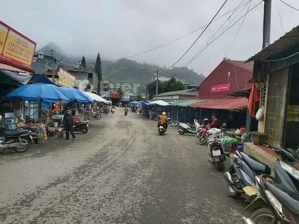 BÁN NHÀ XÂY MỚI ĐÉTVị trí: gần chợ Nậm lỏong , gần trường học các cấp 1,2,3