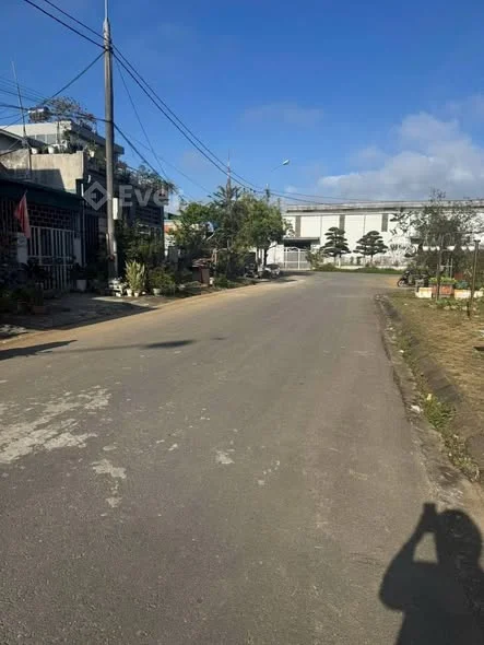 BÁN ĐẤT PHỐ LÝ QUỐC SƯ SAU KHO BẠC TỈNH LAI CHÂU PHÍA BÊN HÔNG CÒN CẢ MẤY CHỤC MÉT ĐẤT DÔI DƯ