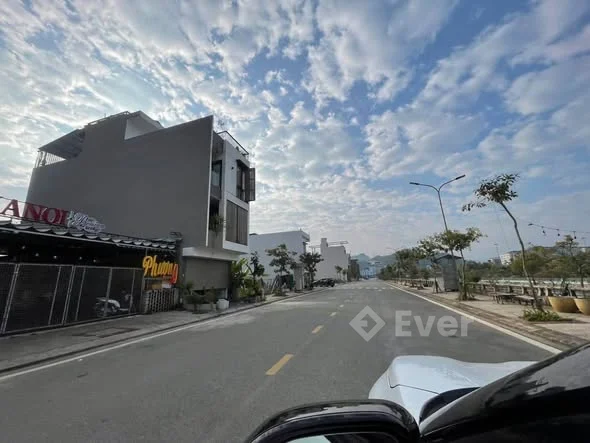 Em sẵn lô mặt kè Đối Diện Quảng Trường Sơn La.Đất vuông vắn, pháp lý đầy đủ, kinh doanh buôn bán - Thỏa thuận - 80.5m²