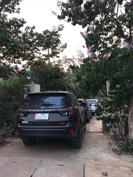 GĐ mình có ngôi nhà sàn ở gần trường TH Quyết Tâm và trường mn bé văn đàn nhà cạnh đường nhựa