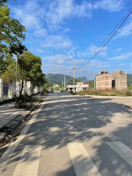 Lô 2 kè quảng trường đẹp lung linh luôn ạ Lô trong nhưng vẫn có thể kinh doanh vài mặt hàng ,như qu