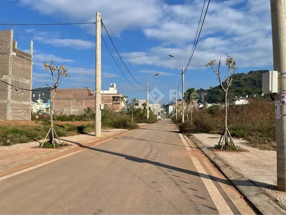 Lô 2 kè quảng trường đẹp lung linh luôn ạ
Lô trong nhưng vẫn có thể kinh doanh vài mặt hàng ,như qu