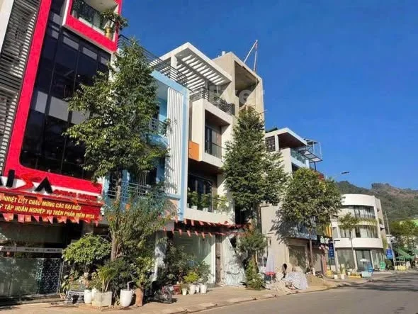 Sẵn 1 Lô Mặt Kè 4B, Phù hợp kinh doanh buôn bán.Dân cư đông đúc, pháp lý đầy đủ