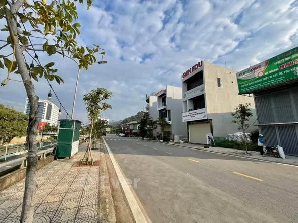 SẴN 1 LÔ DUY NHẤT GẦN CẦU TRẮNG SƠN LA, ĐỐI DIỆN QUẢNG TRƯỜNG SƠN LA.