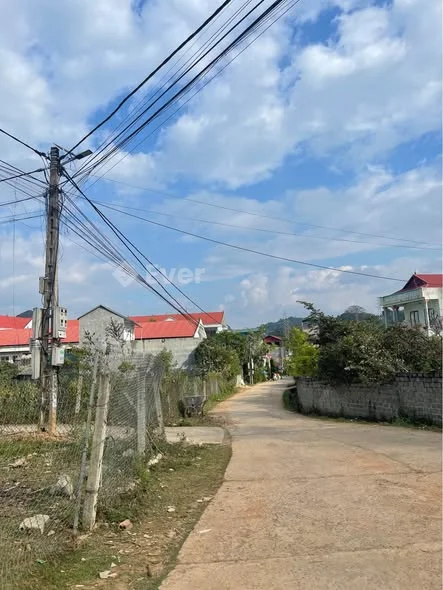 Với diện tích bình quân 5x19m mỗi lô có 50m2 thổ cư, hiện trạng đất đã san ủi bằng phẳng, nền đất c