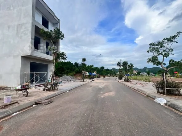 Chỉ từ 1 tỉ 4xxtr/ lô đất 100m2 full thổ cư, 2 mặt tiền ngay gần Quảng trường Tây bắc, đường 31m, tr