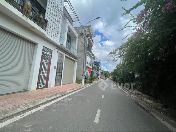 Lô 2 Kè Mé Ban ,Đối Diện Trường Ngọc Linh Dân cư đông đúc ,trung tâm tp