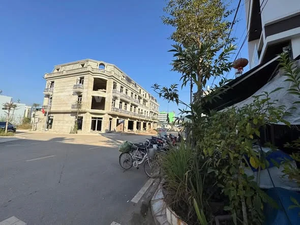 Nhà Kim SơnDiện tích: 5m × 18mKết cấu: 3 tầng + 1 tumSổ đỏ đầy đủ, đất ở lâu dài - Thỏa thuận - 90m²