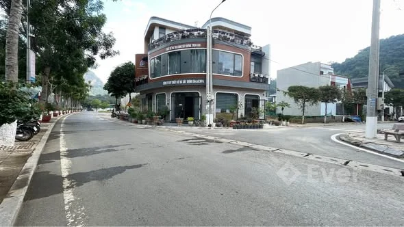 Cần bán lô đất sẵn bìa tại khu 6B phường Chiềng An Sơn La Diện tích: 75m2 ( 5x15m) Sổ chính chủ