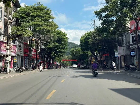 Nhà đẹp mặt đường chu Văn Thịnh thành phố Sơn La￼Nhà 3 tầng, 2 mặt tiền, diện tích 4,6 X 16,4 m