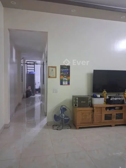 Nhà c4 gác lửng đẹp ngay trung tâm p Quyết Thắng. Bìa 5,5 x 16m. Rất rộng thoáng. 1 sân để xe, 1p kh