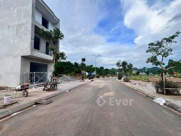 - Bán lô đất siêu đẹp 2 mặt tiền 100m2 full thổ cư trung tâm sơn la gần quảng trường, phố đi bộ chợ