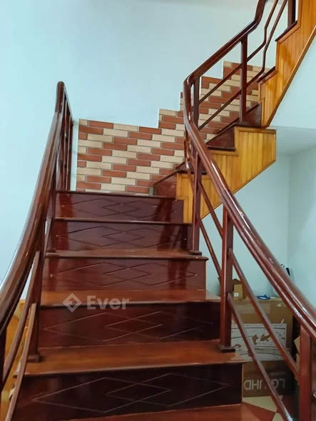 Nhà đẹp nội thất ốp gỗ, 3 tầng, mặt đường Chu Văn Thịnh tp Sơn La