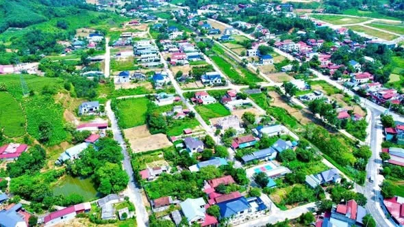 Giữa trung tâm huyện tân sơn. Mặt đg nhựa to thông thoáng.đi chỉ 1 phút ra khu cn