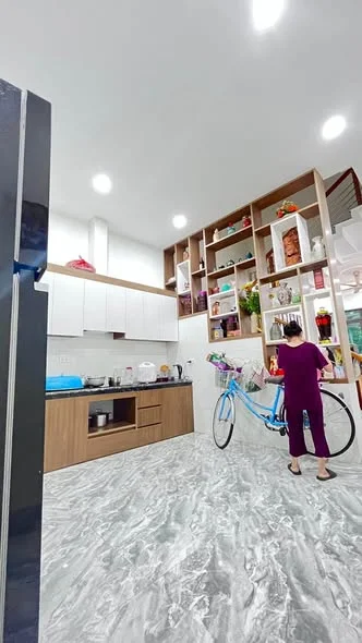 SANG NHƯỢNG NHÀ HAI TẦNG 1 TUM TẠI Ỷ LA GẦN BV HOÀNG VIỆT