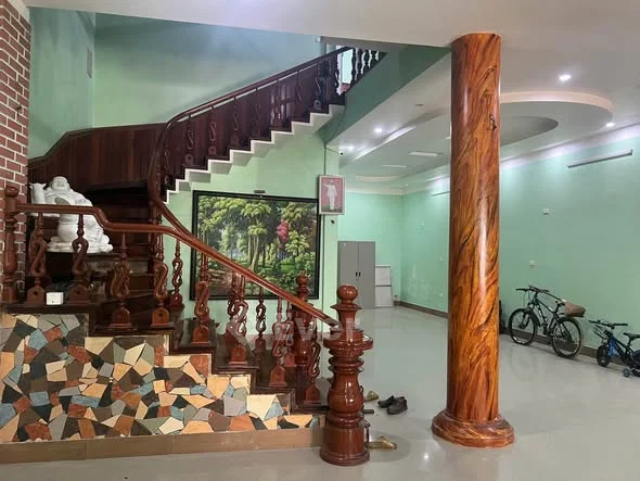 Bán căn nhà 3 tầng cạnh Vincom———————————————————————