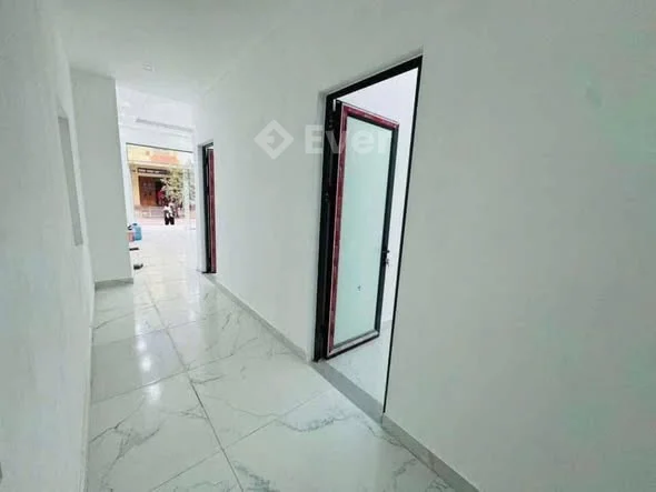 - Chắc là nhà chưa đến 3 tỷ sẵn ở tại lõi thành phố mà mà mặt đường nhựa sắp tiệt chủng rồi đúng ko