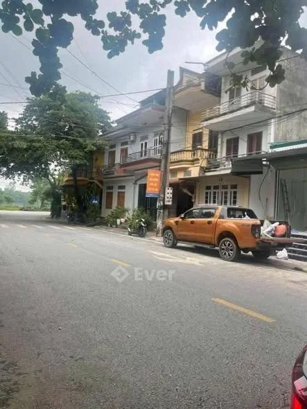 - Chắc là nhà chưa đến 3 tỷ sẵn ở tại lõi thành phố mà mà mặt đường nhựa sắp tiệt chủng rồi đúng ko