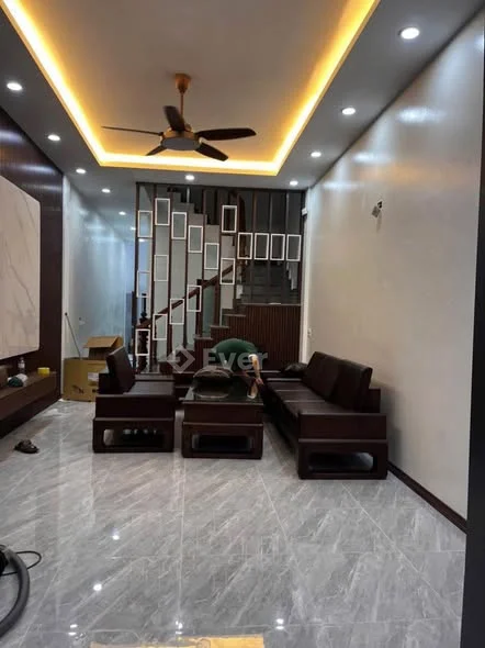 Nhà 3 tầng tại trục chính quang vinh- kinh doanh tốt, cách chợ 10m, trường mầm non vài bước chân