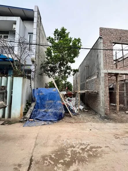 Ngay sát cổng tam quan , đường thông rộng , 2 oto tránh nhau, khu dân cư đông đúc , xây ở hay đầu t