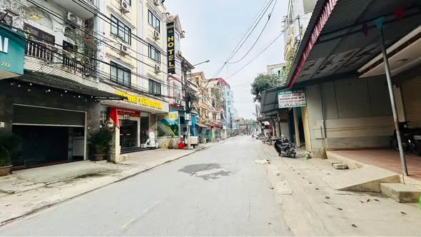 Mảnh này ở trục chính Jolibe – khu Sư Phạm, nói thật là hiếm.Vị trí kinh doanh buôn bán rõ ràng