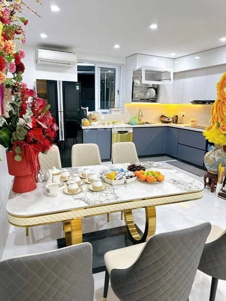 Đường Việt Bắc ngõ Duy Shop rẽ vào khoảng 800m đường ô tô tránh nhau , ngõ thông sang bến xe mới