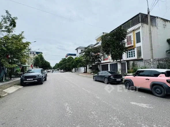 Hàng Hiếm - Lô Đất Phố 135 Đồng Quang
Diện tích 5x20 (full thổ cư )
Hướng : tây nam
Đường quy