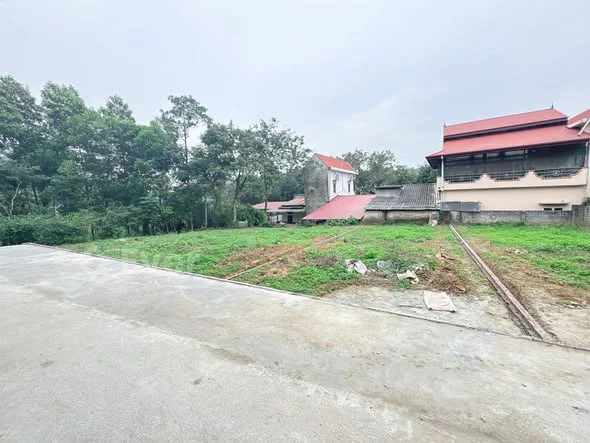 Tài chính chỉ Hơn 400triệu sổ đỏ riêngEm có 3 ô liền kề trung tâm xã Trạm Thản Phù Ninh