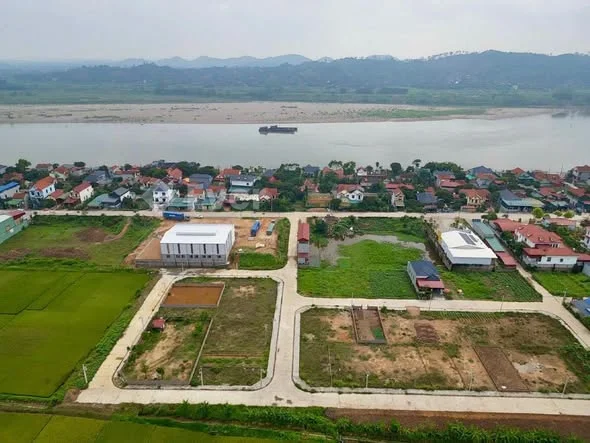 BÁN ĐẤT ĐẤU GIÁ – ĐOAN HẠ, THANH THỦY Diện tích: 10x20m Giá chỉ: 1xtr/m2 Vị trí đắc địa: • Cách