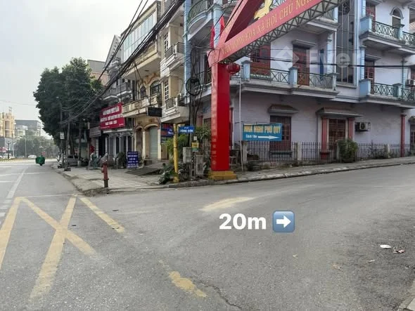 BÁN ĐẤT TẶNG NHÀ CẤP 4 MỚI ĐẸP. Vị trí cổng cty Xăng Dầu PT cách đại lộ Hùng Vương 20m. Dt 80m2