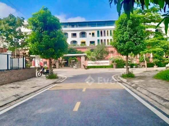 Ksd cần bán 2 ô dãy LK6 và LK2 khu Bavella Lạc Ngàn.- LK6 : 80m2 mt 5m hướng ĐN giá nhỉnh 5 tỷ