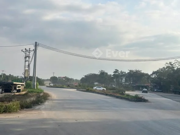 E bán ô đất trục chính QL2C tại đồng tĩnh tam dương Diện tích: 180m2, mặt tiền 6m, thổ cư: 159m Nằm