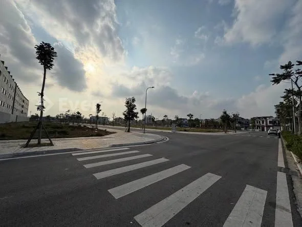 CHÍNH CHỦ EM CẦN BÁN LÔ GÓC BÁCH VIỆT 2 DĨNH KẾ- BẮC GIANG