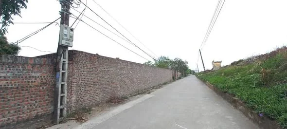 Gia Chủ cần bán lô đất thổ cư đẹp rộng 2000m2. Là lô góc ngõ 3 mặt tiền