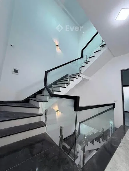 BÁN NHÀ 3 TẦNG DĨNH KẾ
Giá 4 tỷ x.x.x to
Chính chủ bánn nhà 3 tầng ngõ oto to