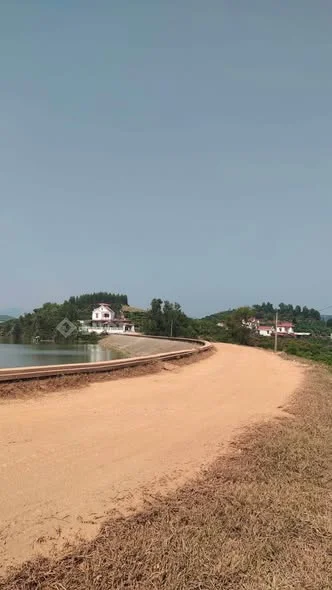 Phường chũ tinh Bắc Ninh e có mảnh vườn rộng gần 2 mẫu có 400m thổ cư bám mặt đập dài