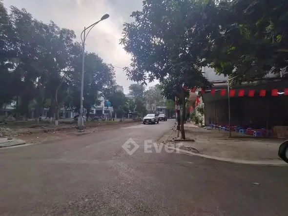 BANS NHÀ ĐẸP NHÌN VƯỜN HOA LÀN 2 ĐƯỜNG NGUYỄN GIA THIỀU, P. SUỐI HOA, BẮC NINH