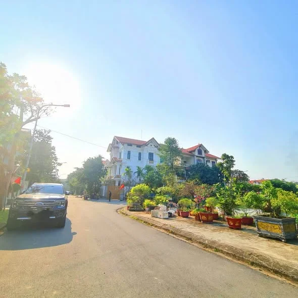 8Gia Chủ muốn chuyển đổi chỗ ở , nên bán nhanh lô đất Góc , 2 mặt tiền khu Biệt Thự Đại Hoàng Long