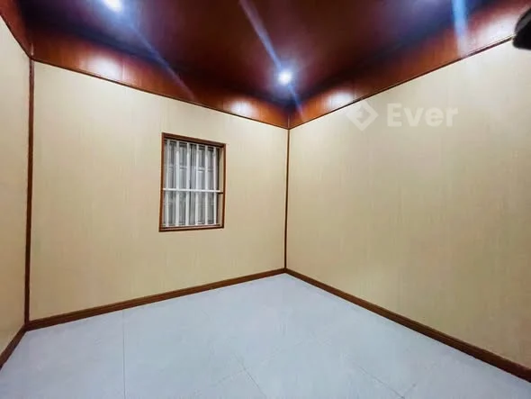 Nhà 2 tầng gần trục chính Hoàng Hoa Thám, chỉ cần dọn vào ở