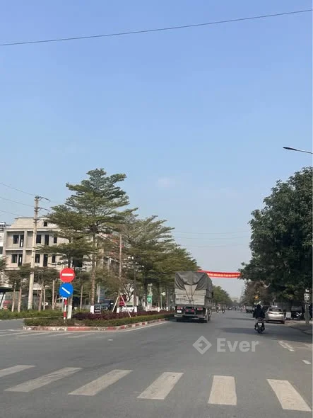 Em bán lô đất mặt đường 36 đối diện trung tâm thương mại quế võDT 100m2 MT 5m(có khe thoáng 2m)