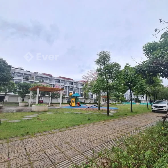 Nhà 5 tầng Him Lam Đại Phúc . Nhìn vườn hoa . Dt 75m2. Mt 5m . Hướng Đông Nam