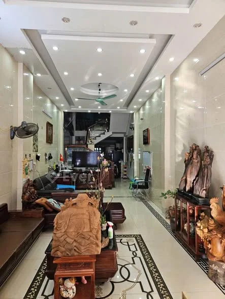 VIP VIP VIP Bán nhà 3 tầng siêu đẹp Diện tích: 96m2 Mặt tiền : 4m Hướng : Đông nam