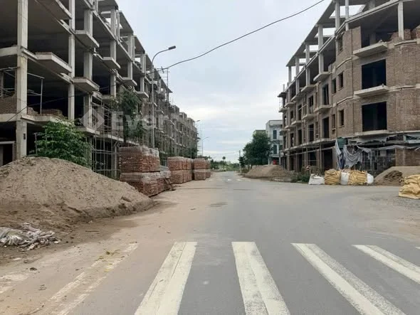 E cần bán căn 5 tầng shophues xây thô Tại : Khu Phố Trung Hoà - Tân Hồng - Từ Sơn . -Dt : 104m2