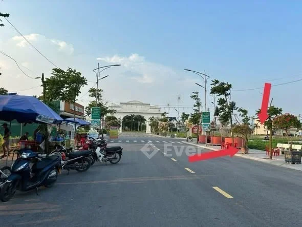 Siêu Hot!! Cực rẻ,1 lô rẻ nhất thị trường, đẹp không l.ỗi l.ầm. Cách cổng chính 100m