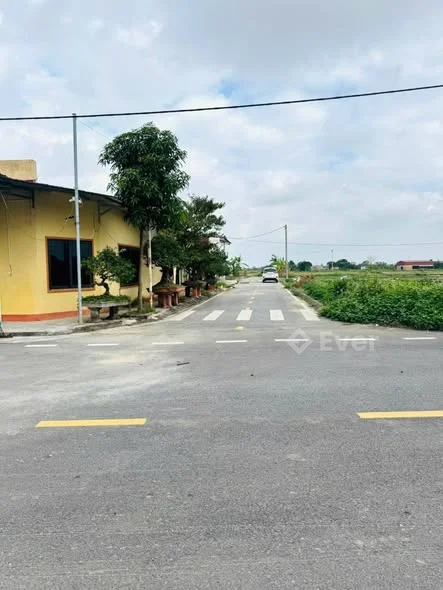 Chủ gửi bán lô đất tại #Vị_Giang_Chí_Hòa_Hưng_Hà_Thái_Bình
Diện tích: 143m
ngay cạnh chợ và trường