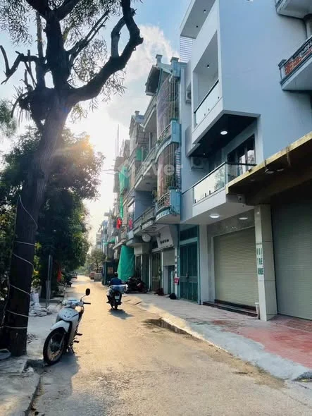 Nhà đẹp mặt đường Kinh Doanh đường Lê Thánh Tông . Đối diện chợ Đề Thám .trung tâm tp