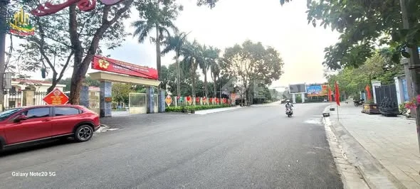 Bán nhanh KDC Nui vàng Tam Điệp 
DT:96m2 mặt 4,8m
Hướng: bắc chek tây
Đường + Vỉa hè +12m
Gần Uỷ ban - Thỏa thuận - 96m²